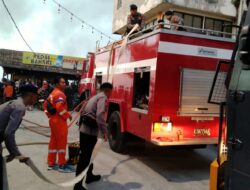 Batalyon A Pelopor Brimob Kaltim Bantu Padamkan Kebakaran, Kerahkan 2 Unit AWC dan Tim Respon Bencana