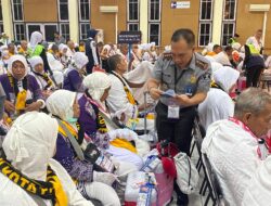Imigrasi Balikpapan Kawal Pemberangkatan Jamaah Haji Kloter 8