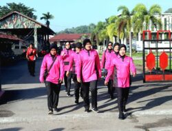 Bhayangkari Batalyon B Pelopor Tunjukkan Soliditas Lewat Jalan Sehat