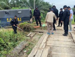 Permudah Mobilitas Warga, Brimob Kaltim Revitalisasi Jembatan Desa di Babulu PPU
