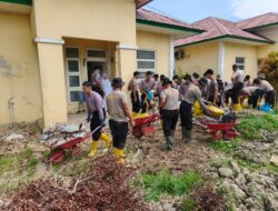 Brimob Polda Kaltim Turun Tangan Bersihkan Puskesmas Babah Buloh Pasca Bencana