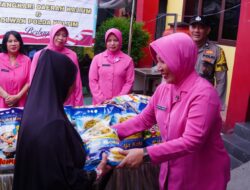 Polwan Brimob dan Bhayangkari Kaltim Bagikan 125 Karung Beras ke Warga Balikpapan