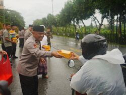 Wakapolda Kaltim Bagikan 150 Takjil kepada Pengendara di Depan Mapolda