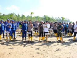 Jaga Ekosistem Pesisir, Polda Kaltim Tanam 5.000 Bibit Mangrove di Lamaru