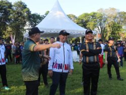Panjat Pinang Meriahkan Hari Bhayangkara ke-80, Pererat Kebersamaan Polri dan Masyarakat di Kaltim