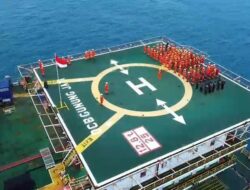 Di Tengah Tugas Pengeboran, Kru Rig Pertamina Drilling Tetap Kibarkan Merah Putih