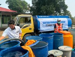 Hadapi Kemarau dan Kabut Asap, Pelindo Salurkan 70 Tangki Air Bersih untuk Warga Bagendang