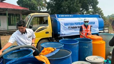 Hadapi Kemarau dan Kabut Asap, Pelindo Salurkan 70 Tangki Air Bersih untuk Warga Bagendang
