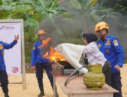 Akses Sulit Dilalui Damkar, Warga Batu Ampar Dilatih Hadapi Kebakaran